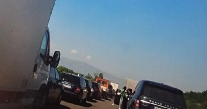 Катастрофа с 5 автомобила е станала преди минути на АМ