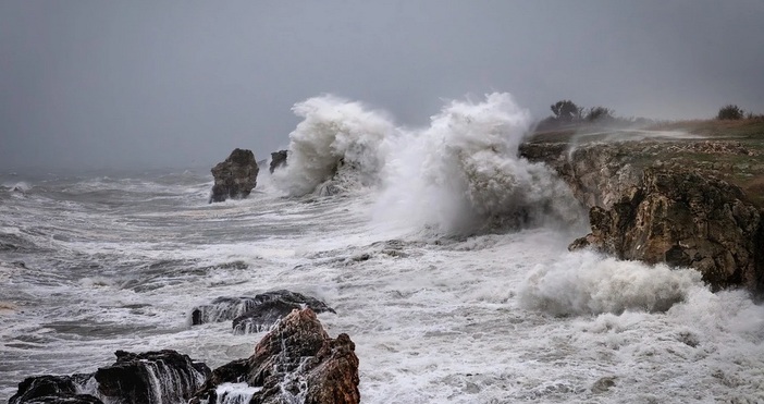 Силна буря връхлетя крайбрежния район Истрия в Хърватия снощи поваляйки
