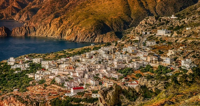 Под ръководството на министъра на отбраната на Гърция Никос Дендиас