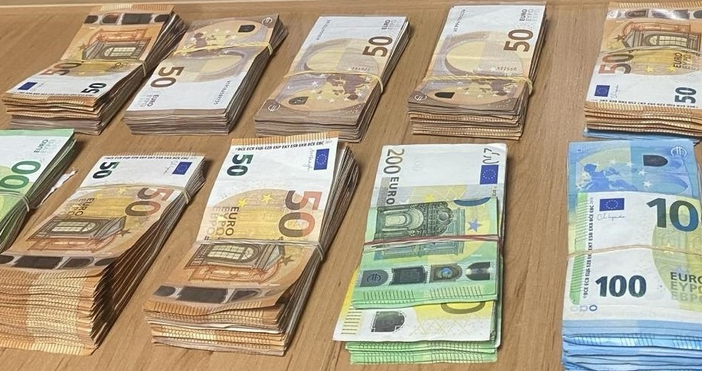 Недекларирана валута за 55 272 лева задържаха митническите служители на