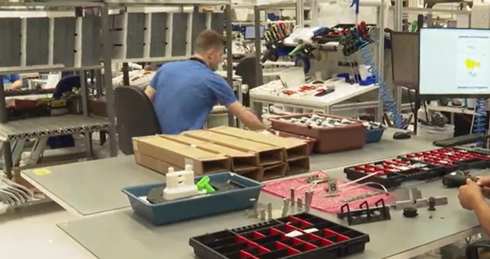 Медицинска апаратура която прави електрокардиограма с помощта на изкуствен интелект