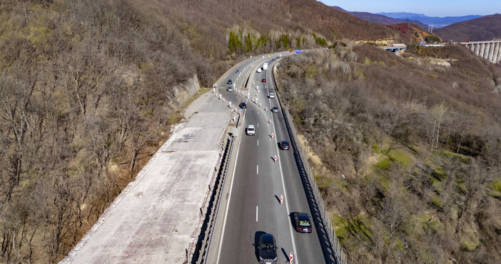 До 18 ч днес движението в два участъка на АМ