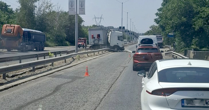 Самокатастрофирал камион затруднява движението по международния булевард България в Русе