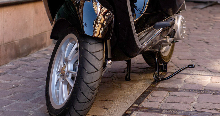 Пострадалият при пътнотранспортното произшествие между автомобил и мотор в Шумен