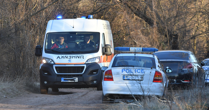 Лек автомобил се обърна по таван и падна на брега