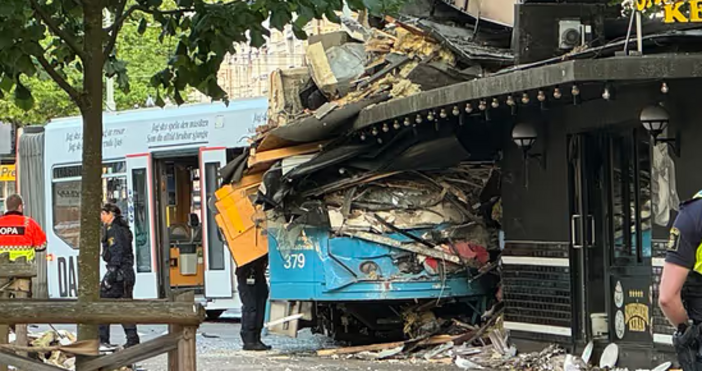 Трамвай в югозападния шведски град Гьотеборг дерайлира и се вряза