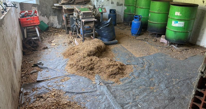 Нелегална фабрика за цигари са разкрили криминалисти от Икономическа полиция