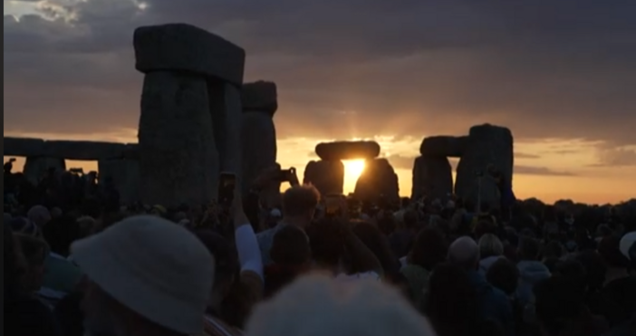 YouTube AFPХиляди хора се събраха на различни места в Обединеното кралство