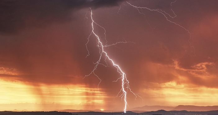 Снимката е илюстрацияМълния причини пожар в къща в родопското
