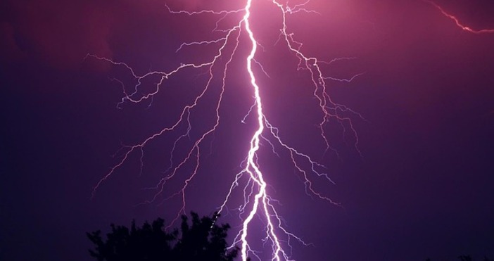 Мълния причини пожар в къща в село Бръщен община Доспат