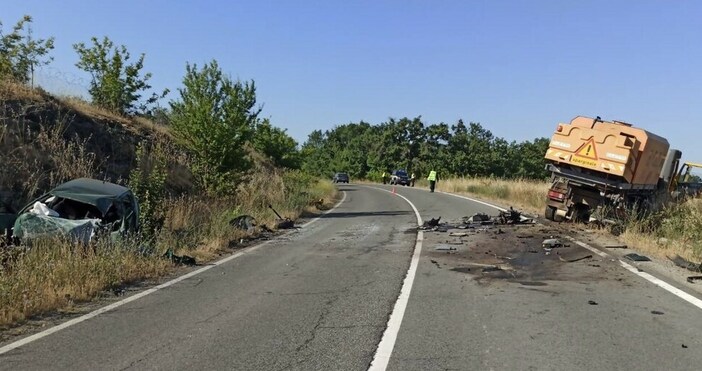 Водач на лек автомобил е загинал при челен удар с