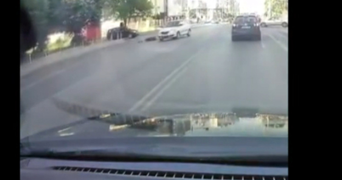 Кола помете пешеходец на ул Бели Дунав в София За