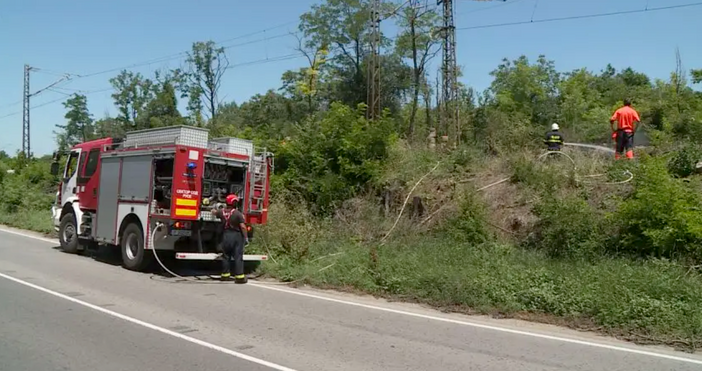 Пожар по жп линията Русе – Бяла временно спря движението