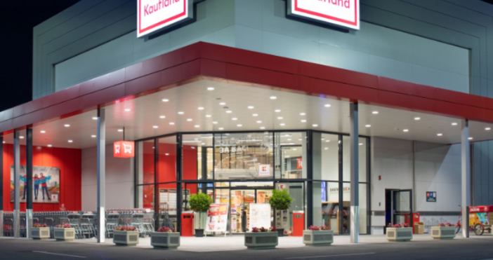 Крайпътни търговци предлагат плодове и зеленчуци закупени от Кауфланд за