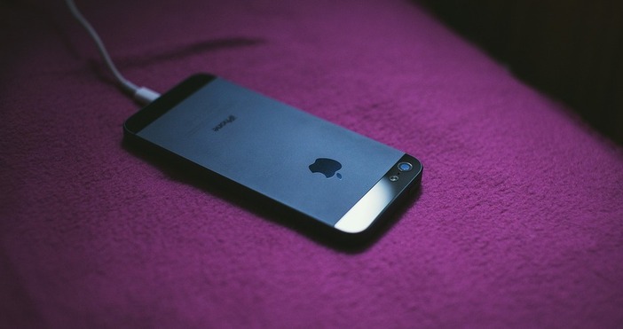 Оставянето на зарядното устройство постоянно включено в контакта води до