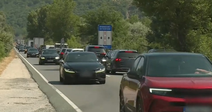 Кошмарен трафик в Кресненското дефиле през последните дни Хиляди автомобили