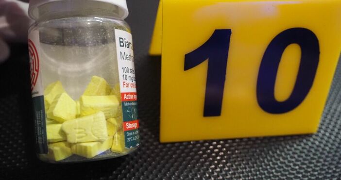 Амфетамин и суха тревна маса са иззети от полиците от