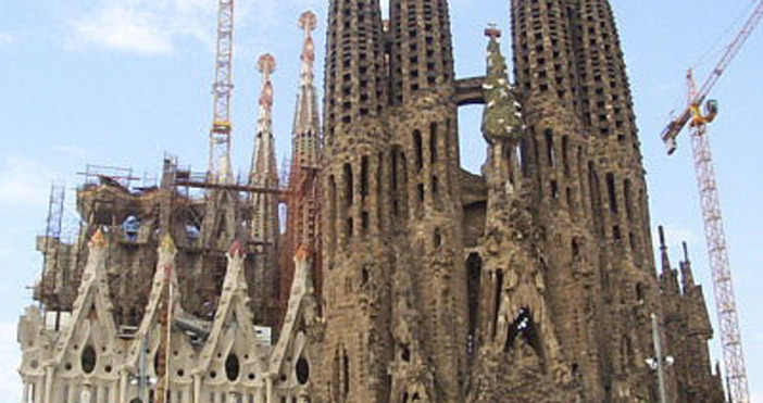 Антони Пласидо Гилермо Гауди и Корнет е испански архитект един