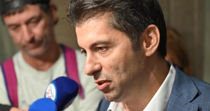 Кирил Петков подаде оставка като депутат и съпредседател на Продължаваме поромяната