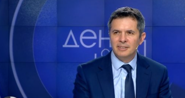 В рамките на няколко месеца започнаха да извират явно е