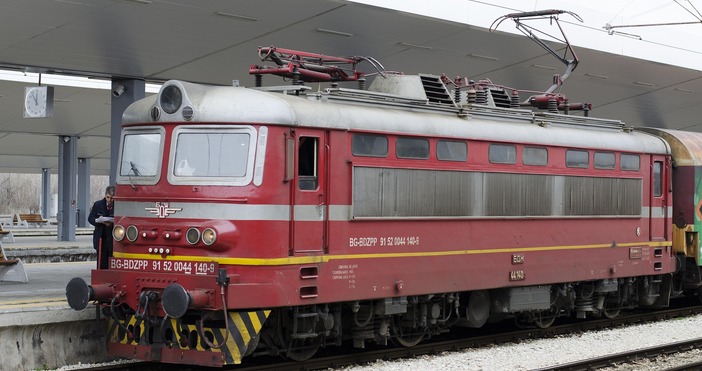 Локомотив без прикачени вагони се запали в района на старозагорския