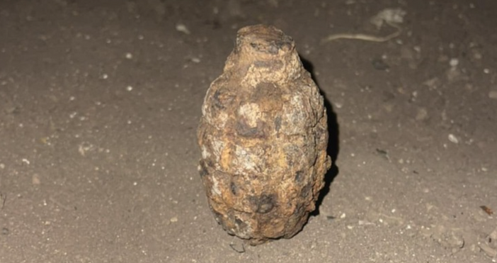 Военнослужещи от Военноморските сили ВМС унищожиха невзривен боеприпас открит в