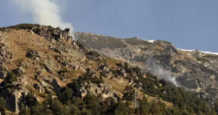 илюстрация Малък самолет с трима пасажери и един пилот на