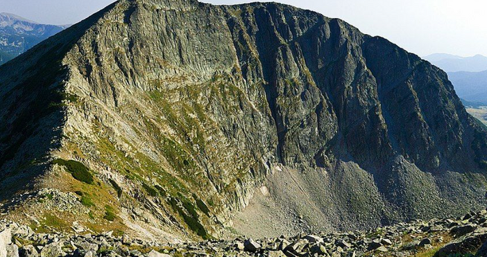 Инцидент е възникнал в наша планина Малък частен самолет кацна аварийно на