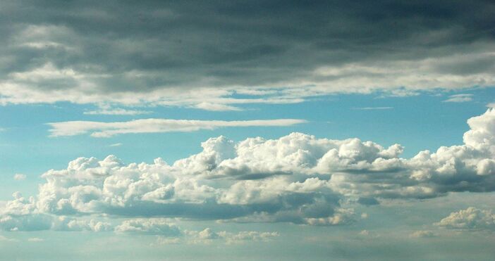 Валежите покрай преминаването на студения атмосферен фронт ще затихват Призори