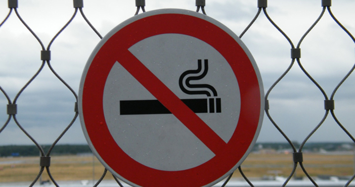 Франция забрани пушенето на автобусни спирки плажове в паркове и