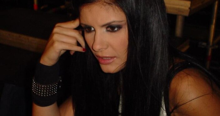 Анелия Георгиева Атанасова по известна само като Анелия е българска попфолк певица Тя също е автор