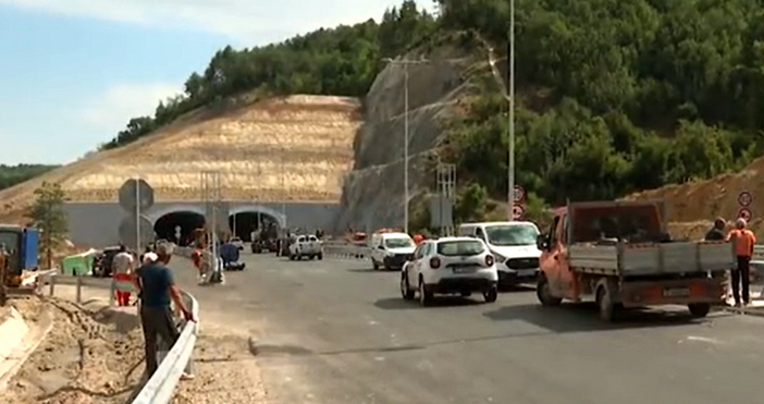 Отлагат отварянето на пътя Мездра – Ботевград с няколко дни