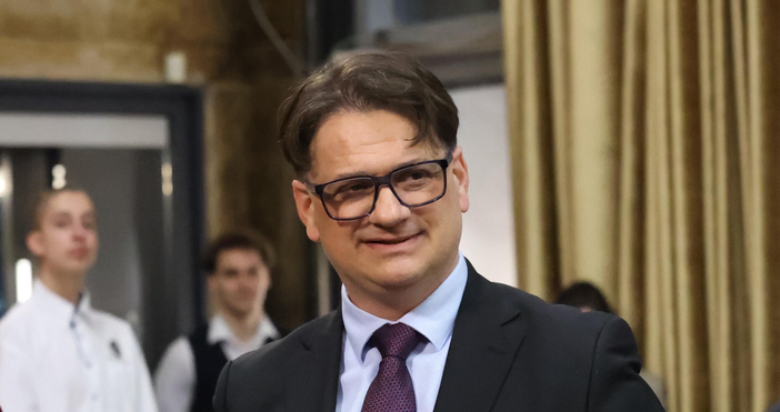 Театри в България няма да се закриват, заяви за Радио