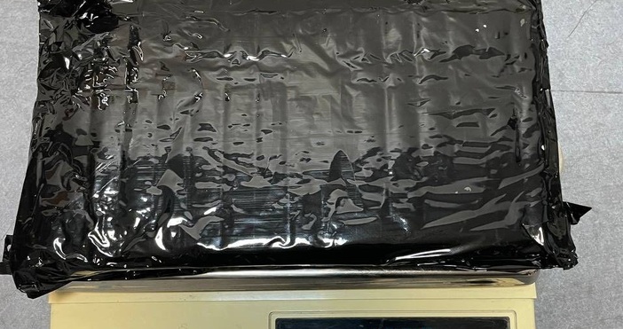 В двойно дъно на куфар митническите служители от отдел Борба