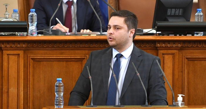 Председателят на Народното събрание (НС) Наталия Киселова обяви в пленарната