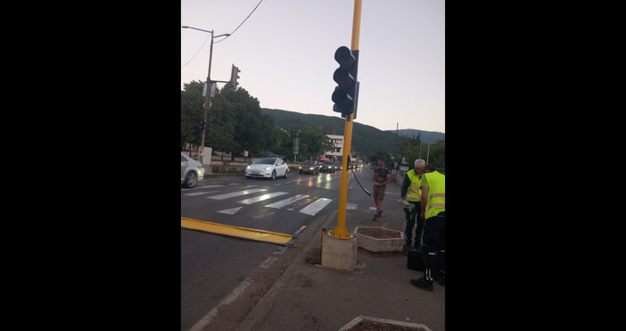 Монтиран е светофарът на път I 1 в Кресна с който