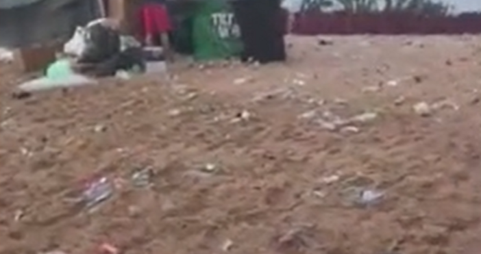 Трети ден почистват плажа край къмпинг Градина след Джулай морнинг