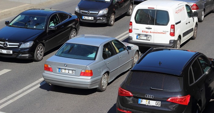 В някои ситуации стоп светлините на автомобила може да светнат