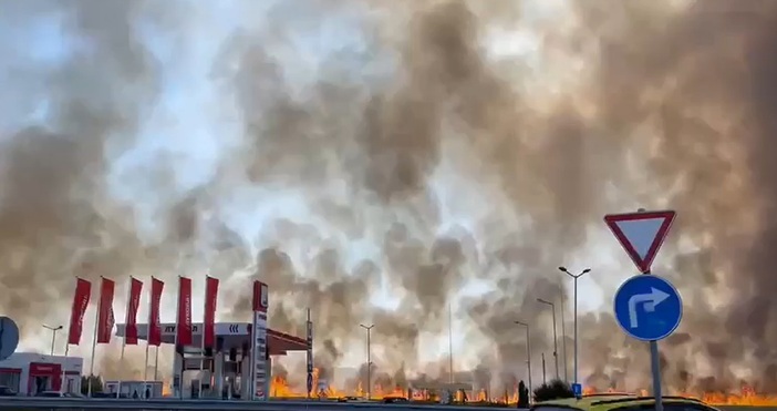 Пожар гори на 299 и км в посока Бургас на магистрала