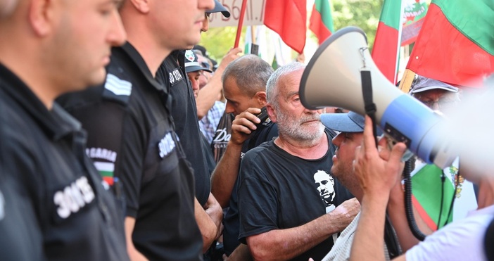 Един човек е арестуван заради хулигански действия по време на