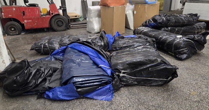 Снимки Агенция Митници Тринадесет надуваеми лодки с твърд борд задържаха митническите