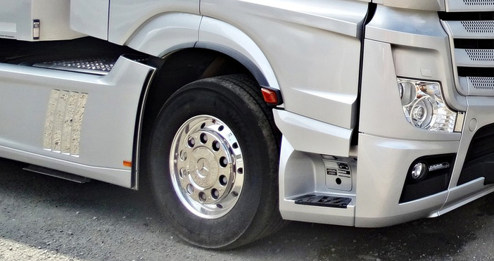 Катастрофирал камион затвори временно участък от пътя Русе Велико