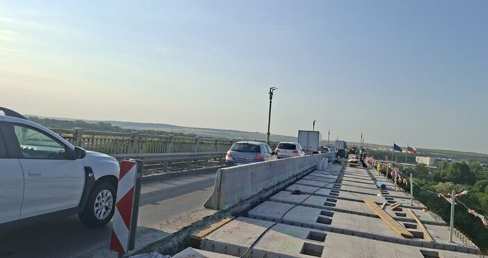 Тежкотоварен автомобил с българска регистрация блокира за около час движението