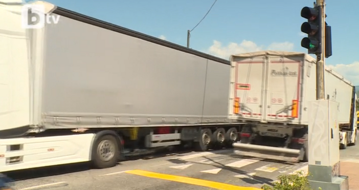 В момента новият светофар който бе монтиран преди 2 дни