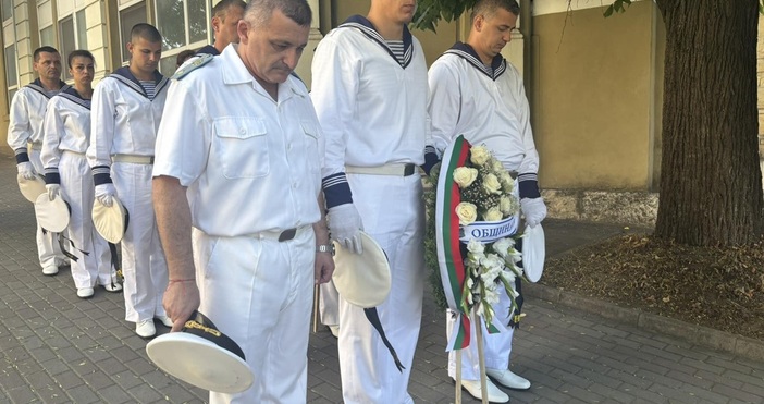 С военен ритуал и полагане на цветя и венци бе