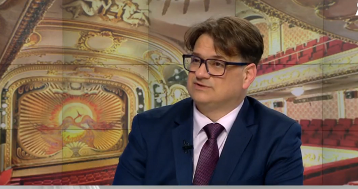 Мариан Стоянов Бачев е български актьор и комик  министър на културата от януари 2025 г в правителството на Росен Желязков Мариан