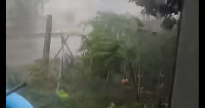 Кадри на бурята която премина през Лом и нанесе материални