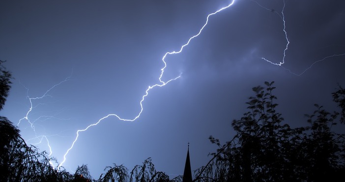 Мълния предизвика пожар в горска територия край чепеларското село Хвойна