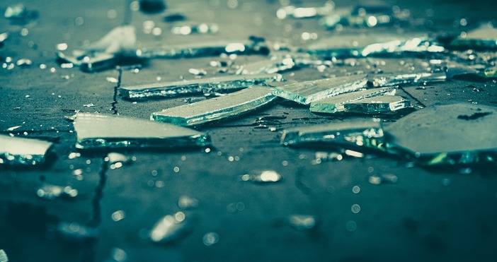 Полицай е бил ранен при задържане на мъж счупил прозорец