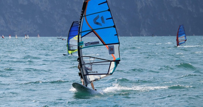 илюстративнаМъж и жена откраднаха платна за сърф от база